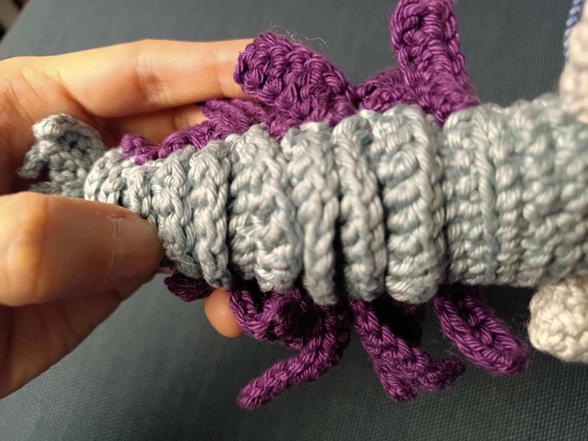 Photo de la peluche finie vue de dos.