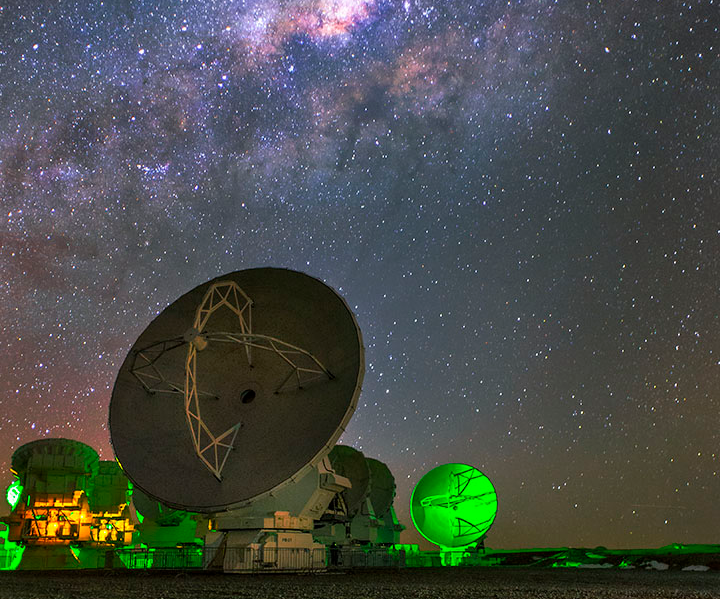 Des télescopes vus de nuit devant la Voie Lactée