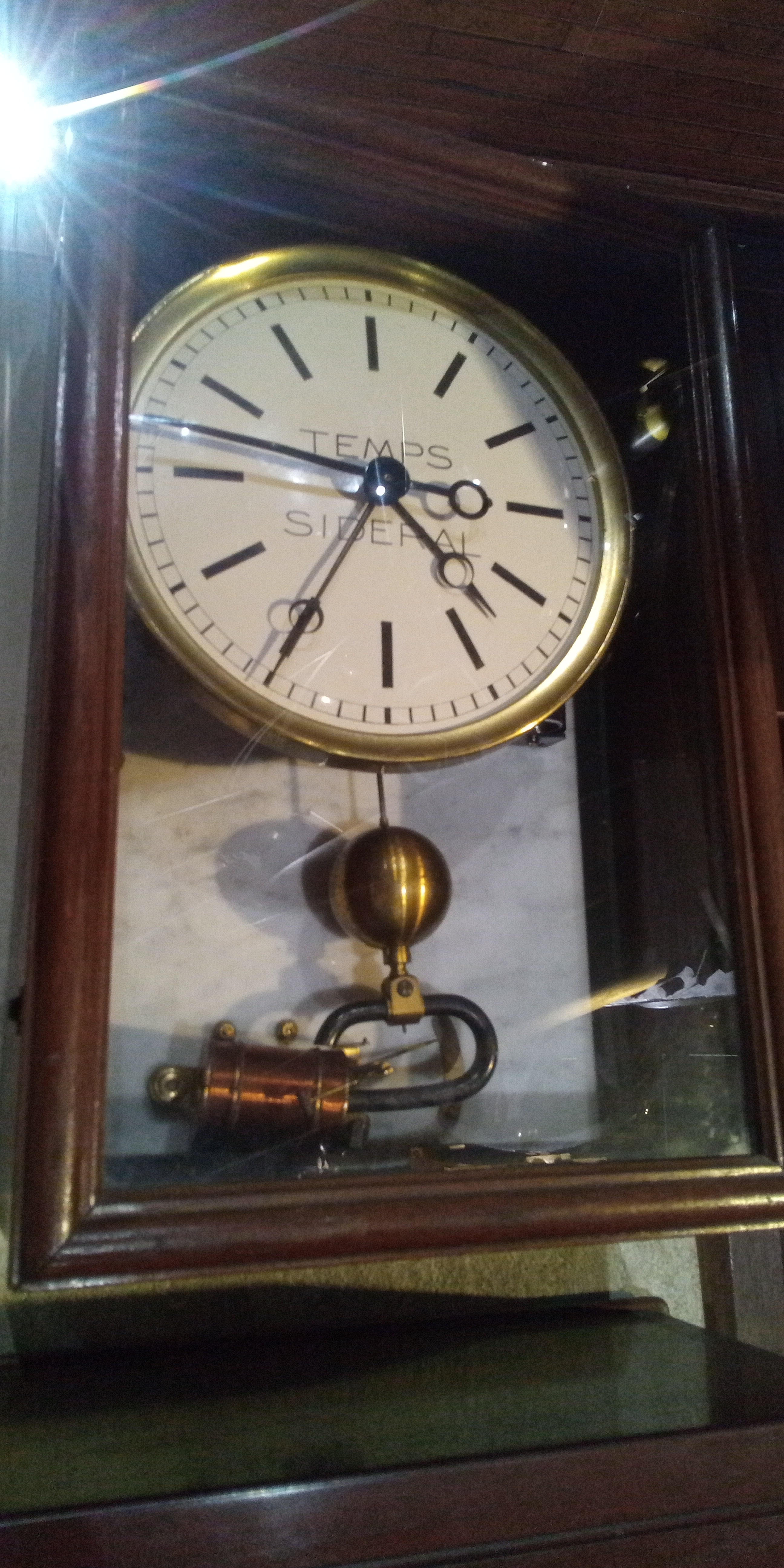 Photo de l’horloge placée à côté du siège méridien.