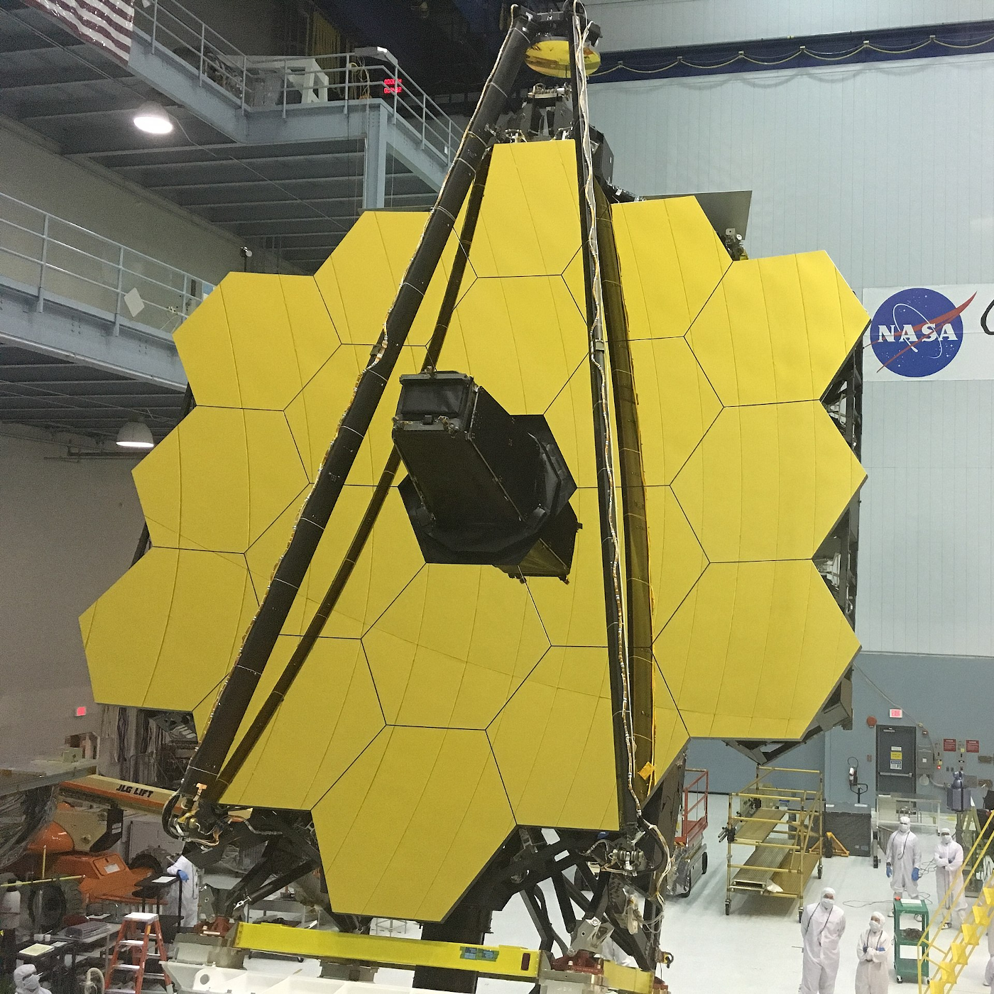 Le JWST en train d'être assemblé. NASA.
