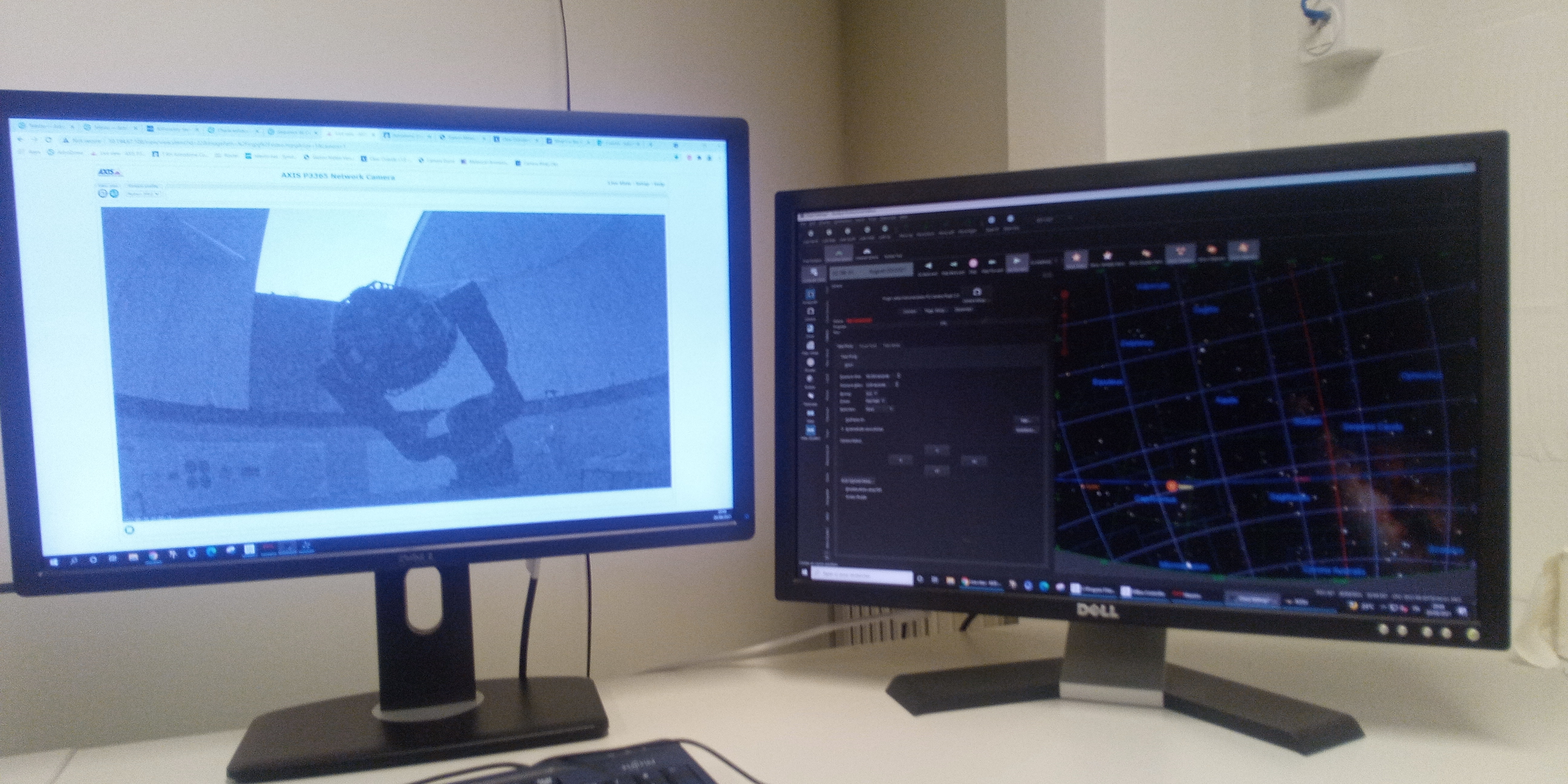 Une photo des deux écrans avec d'un côté une vidéo de ce qu'il se passe sous le dôme, et de l'autre côté le logiciel qui pilote le télescope avec une carte du ciel cliquable.