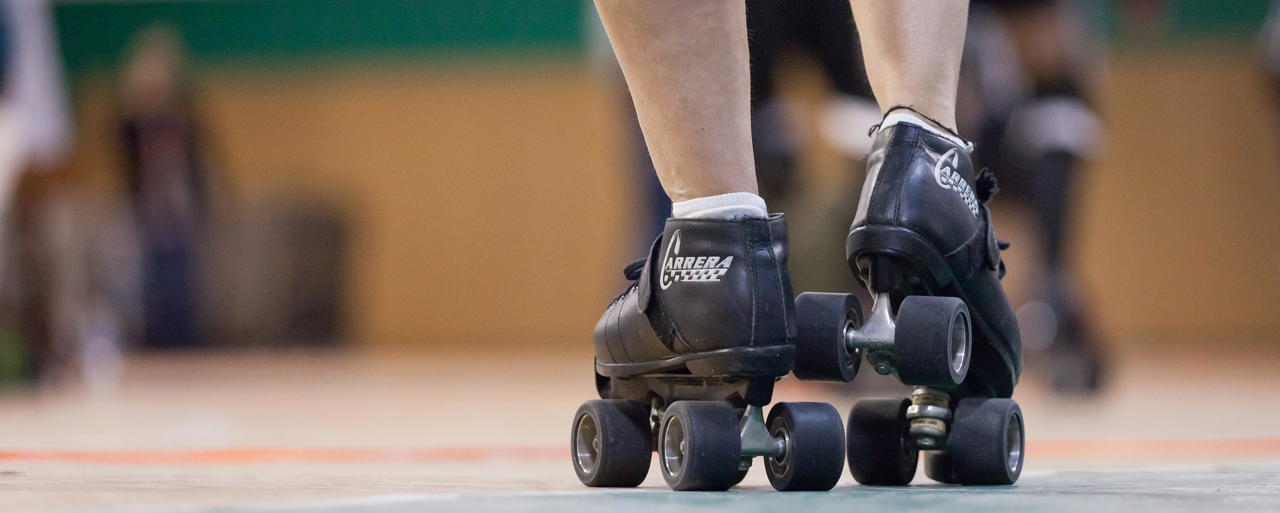 https://upload.wikimedia.org/wikipedia/commons/thumb/2/2a/Rollerskates_6394648109_e189b2520a_z.jpg/2560px-Rollerskates_6394648109_e189b2520a_z.jpg