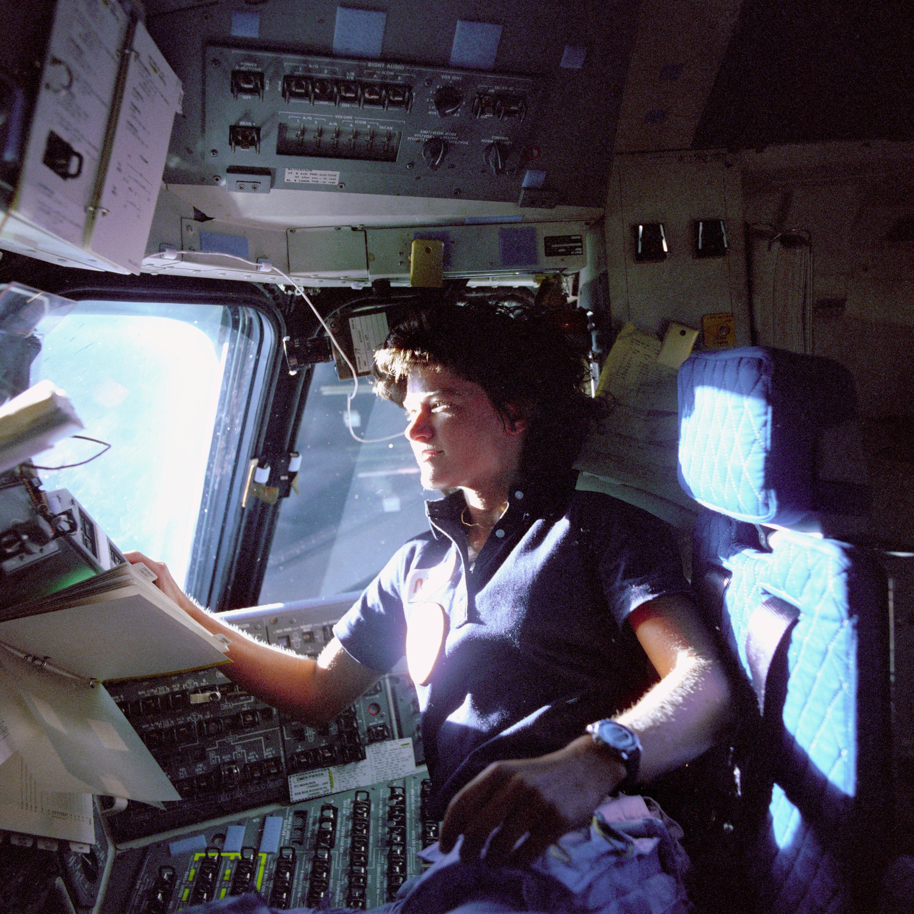 Sally Ride dans la navette spatiale. NASA.