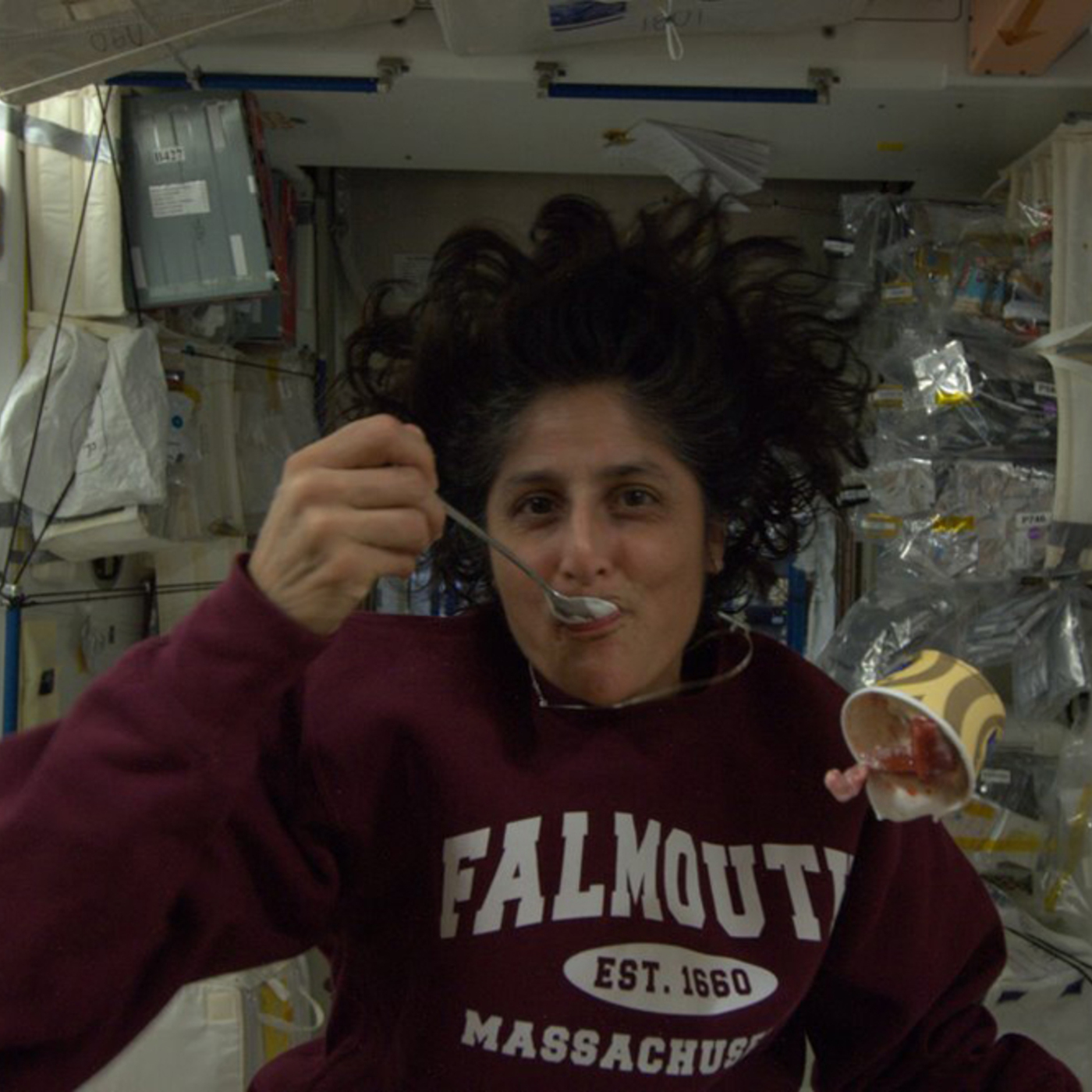 Sunita Williams qui mange de la glace dans l'ISS. NASA.